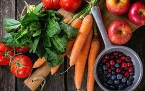 Valikoima tuoreita vihanneksia, hedelmiä ja marjoja.