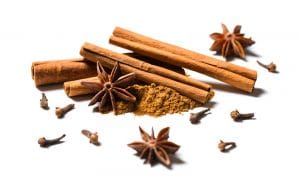Kuvassa näkyy kanelia, neilikkaa ja tähtiannista.