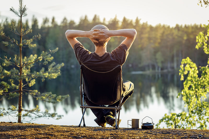 Mies katsekee suomalaisen järven selälle kesäiltana