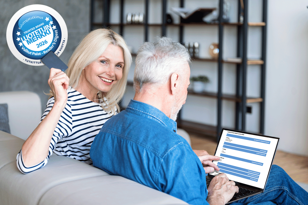 Nainen pitää kädessään luottokorttia ja hymyilee kohti kameraa, mies selaa kannettavalta Valitut Palat -sivustoa. Yläkulmassa näkyy "Luotetuin Merkki 2026" -logo. Pariskunta tekee harkittua ostosta tutustumalla kuluttajatutkimuksen tuloksiin.