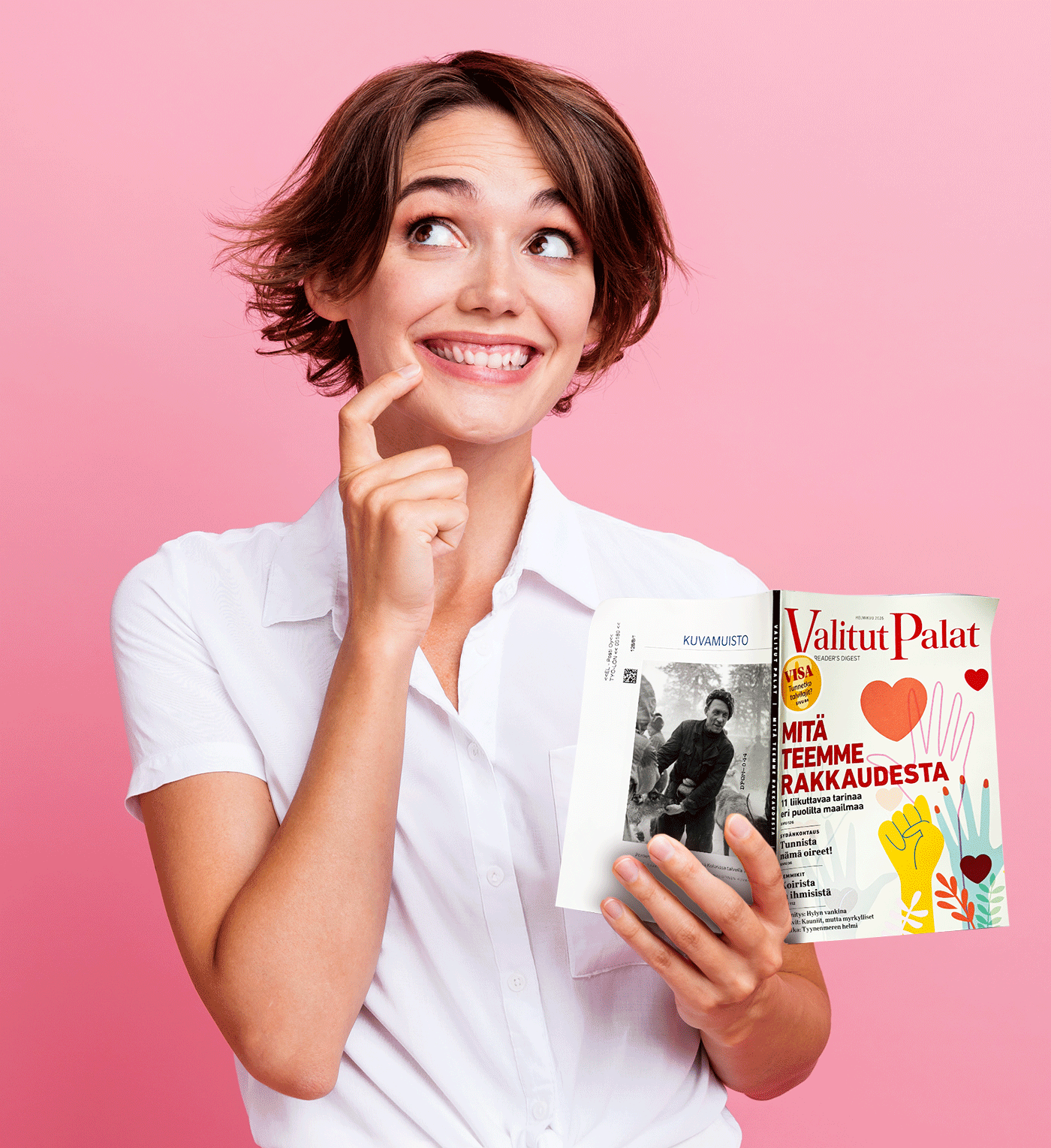 Mediatilan ostaja lukee Valitut Palat -lehteä ja perehtyy lehden sisältöön.